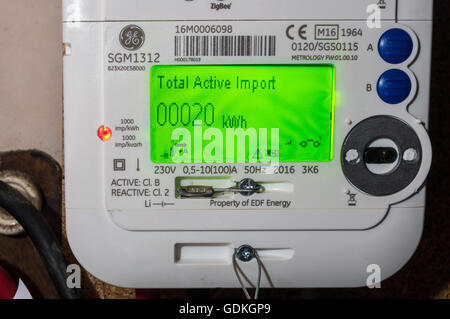 Eine neu installierte EDF GE SGM1312 LCD Display intelligente Stromzähler zeigen Lesung von 20kWh in einem Weinkeller in London England Stockfoto