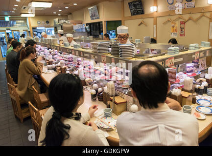 Kaiten-Zushi Restaurant mit Sushi auf rotierenden Förderband, Kyoto, Japan Stockfoto