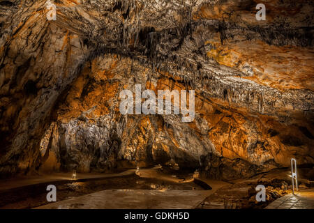 Baradle Höhle in Aggtelek Nationalpark in Hungury. Stalaktiten und Stalagmiten in einer Höhle, Spiegelbild im Wasser Stockfoto