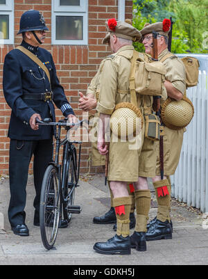 Woodhall Spa 1940er Jahren Festival - Soldaten im Gespräch mit Polizist Stockfoto