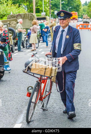 Woodhall Spa 1940er Jahren Festival - 1940er Jahre Briefträger mit Fahrrad Stockfoto