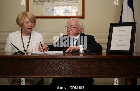 Präsident Michael D Higgins und seine Frau Sabina Zeichen das Buch Beileid für die Opfer der Nizza Angriff im Mansion House in Dublin. Stockfoto