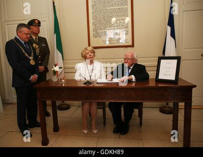 Lord Mayor Brendan Carr (links) blickt auf eine als Präsident Michael D Higgins und seine Frau Sabina Zeichen das Buch Beileid für die Opfer der Nizza Angriff im Mansion House in Dublin. Stockfoto