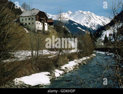 Geographie / Reisen, Österreich, Tirol, Landschaften, Paznauntal, Bauernhaus in der Nähe von Sesslebene mit Fluss Trisanna und Verwall-Gruppe (Bergkette), Stockfoto