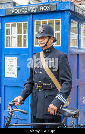 Woodhall Spa 1940er Jahren Festival - Stand Polizist gekleidet in 1940er Jahren einheitliche von Polizei-box Stockfoto