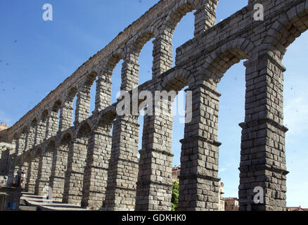 Römische Aquädukt in Segovia Stockfoto