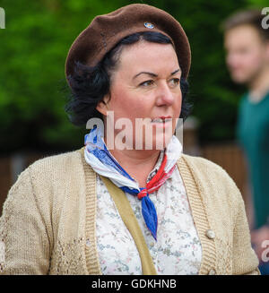 Woodhall Spa 1940er Jahren Festival - gekleidete Frau im Stil der französischen Résistance Stockfoto