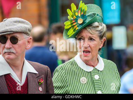 Woodhall Spa 1940er Jahren Festival - Frau gekleidet im Stil der 1940er Jahre mit Hut Stockfoto