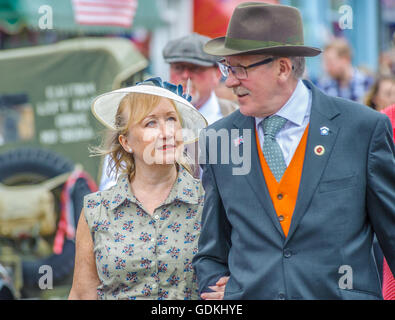 Woodhall Spa 1940 Festival - Paar im 40er Jahre Stil Stockfoto