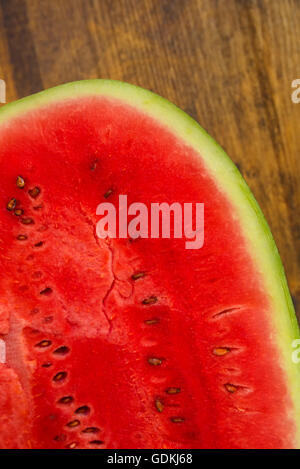 Wassermelone Kreuz Schnittscheibe auf rustikalen Holztisch, Draufsicht selektiven Fokus Stockfoto