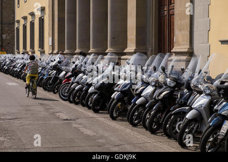 Roller, die Parkplätze auf der Lungarno Generale Diaz, Florenz, Toskana, Italien Stockfoto