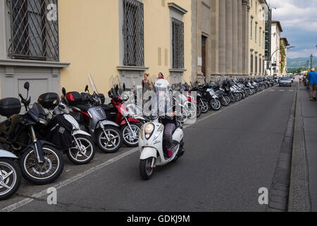 Roller, die Parkplätze auf der Lungarno Generale Diaz, Florenz, Toskana, Italien Stockfoto