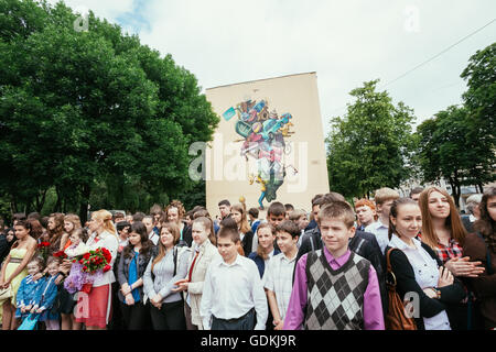 GOMEL, Weißrussland - 31. Mai 2014: Schülerinnen und Schüler feiern das Ende des Schuljahres. Stockfoto