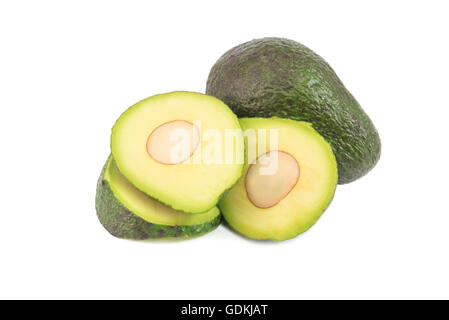 frische Avocado in Scheiben geschnitten auf weißem Hintergrund Stockfoto