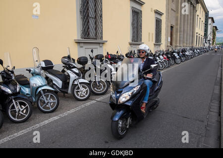 Roller, die Parkplätze auf der Lungarno Generale Diaz, Florenz, Toskana, Italien Stockfoto