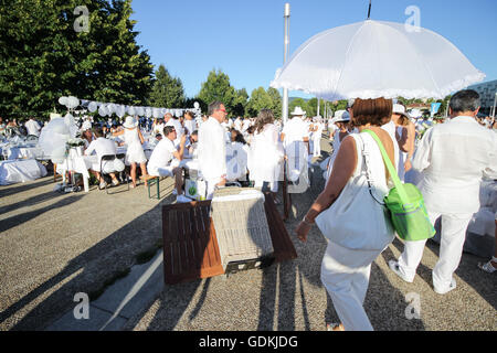 Turin, Italien. 17. Juli 2016. 13 000 Personen bei der 5. Auflage des "Dinner in weiß", die in diesem Jahr als Standort Piazza Armi, vor dem Olympiastadion, zu Ehren von zehn Jahren vom Olympischen Winterspiele Spiel 2006 gab. Dresscode weiß als weiß und fein war, die Einstellung von jeder Person gebracht werden. © Elena Aquila/Pacific Press/Alamy Live-Nachrichten Stockfoto