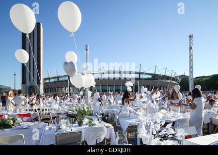 Turin, Italien. 17. Juli 2016. 13 000 Personen bei der 5. Auflage des "Dinner in weiß", die in diesem Jahr als Standort Piazza Armi, vor dem Olympiastadion, zu Ehren von zehn Jahren vom Olympischen Winterspiele Spiel 2006 gab. Dresscode weiß als weiß und fein war, die Einstellung von jeder Person gebracht werden. © Elena Aquila/Pacific Press/Alamy Live-Nachrichten Stockfoto