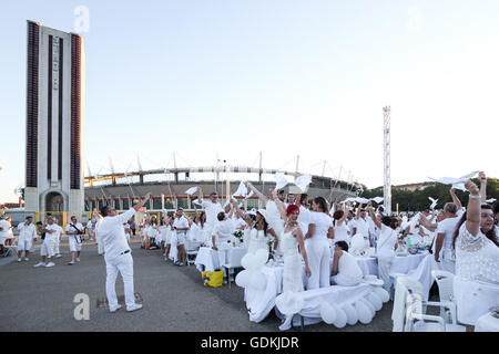 Turin, Italien. 17. Juli 2016. 13 000 Personen bei der 5. Auflage des "Dinner in weiß", die in diesem Jahr als Standort Piazza Armi, vor dem Olympiastadion, zu Ehren von zehn Jahren vom Olympischen Winterspiele Spiel 2006 gab. Dresscode weiß als weiß und fein war, die Einstellung von jeder Person gebracht werden. © Elena Aquila/Pacific Press/Alamy Live-Nachrichten Stockfoto