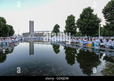 Turin, Italien. 17. Juli 2016. 13 000 Personen bei der 5. Auflage des "Dinner in weiß", die in diesem Jahr als Standort Piazza Armi, vor dem Olympiastadion, zu Ehren von zehn Jahren vom Olympischen Winterspiele Spiel 2006 gab. Dresscode weiß als weiß und fein war, die Einstellung von jeder Person gebracht werden. © Elena Aquila/Pacific Press/Alamy Live-Nachrichten Stockfoto