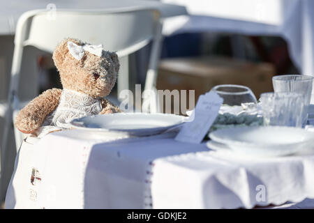 Turin, Italien. 17. Juli 2016. 13 000 Personen bei der 5. Auflage des "Dinner in weiß", die in diesem Jahr als Standort Piazza Armi, vor dem Olympiastadion, zu Ehren von zehn Jahren vom Olympischen Winterspiele Spiel 2006 gab. Dresscode weiß als weiß und fein war, die Einstellung von jeder Person gebracht werden. Ein lustiger Bär. © Elena Aquila/Pacific Press/Alamy Live-Nachrichten Stockfoto