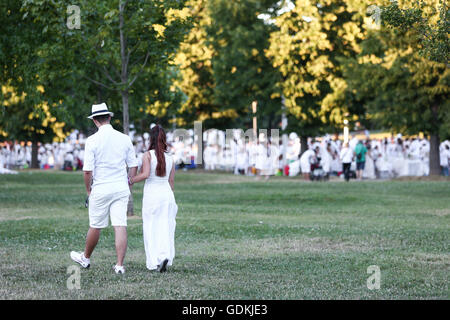 Turin, Italien. 17. Juli 2016. 13 000 Personen bei der 5. Auflage des "Dinner in weiß", die in diesem Jahr als Standort Piazza Armi, vor dem Olympiastadion, zu Ehren von zehn Jahren vom Olympischen Winterspiele Spiel 2006 gab. Dresscode weiß als weiß und fein war, die Einstellung von jeder Person gebracht werden. © Elena Aquila/Pacific Press/Alamy Live-Nachrichten Stockfoto