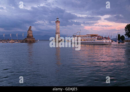 Löwenstatue und Leuchtturm in der Abend, Lindau, Bodensee, Bayern, Deutschland Stockfoto