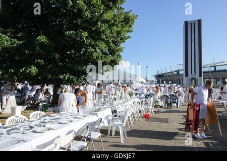 Turin, Italien. 17. Juli 2016. 13 000 Personen bei der 5. Auflage des "Dinner in weiß", die in diesem Jahr als Standort Piazza Armi, vor dem Olympiastadion, zu Ehren von zehn Jahren vom Olympischen Winterspiele Spiel 2006 gab. Dresscode weiß als weiß und fein war, die Einstellung von jeder Person gebracht werden. © Elena Aquila/Pacific Press/Alamy Live-Nachrichten Stockfoto