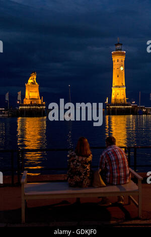 Löwenstatue und Leuchtturm in der Abend, Lindau, Bodensee, Bayern, Deutschland Stockfoto