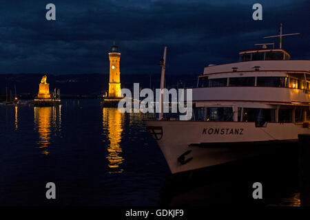 Löwenstatue und Leuchtturm in der Abend, Lindau, Bodensee, Bayern, Deutschland Stockfoto