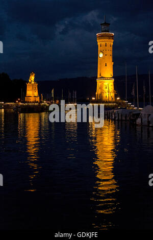 Löwenstatue und Leuchtturm in der Abend, Lindau, Bodensee, Bayern, Deutschland Stockfoto