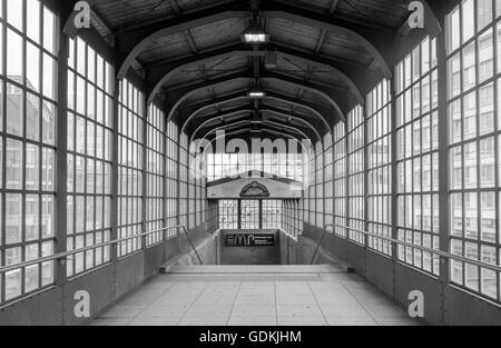 Korridor zur S-Bahn zur Friedrichstraße, Berlin, Deutschland Stockfoto