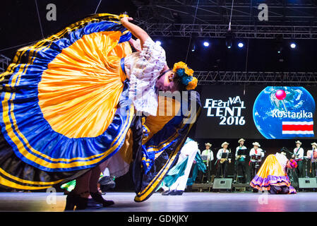 Inspiraciones Costarricenses aus San Jose, Costa Rica, Auftritt beim 28. Folkart International CIOFF Folklore Festival, Sub Folklorefestival von Festival Lent, eines der größten Outdoor-Festivals in Europa. Folkart, Festival Lent, Maribor, Slowenien, 2016. Stockfoto