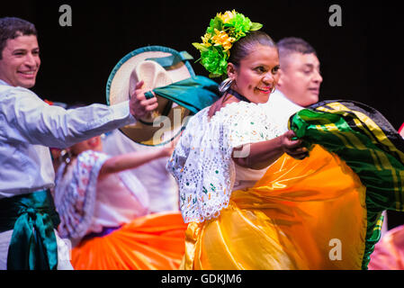 Inspiraciones Costarricenses aus San Jose, Costa Rica, Auftritt beim 28. Folkart International CIOFF Folklore Festival, Sub Folklorefestival von Festival Lent, eines der größten Outdoor-Festivals in Europa. Folkart, Festival Lent, Maribor, Slowenien, 2016. Stockfoto