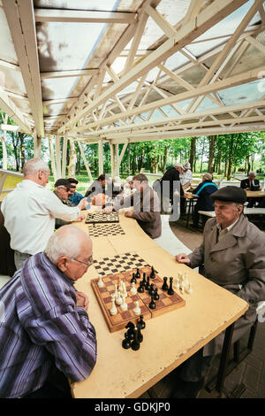 BELARUS, GOMEL - 9. Mai 2014: Aktive Rentner, alte Freunde und Freizeit, senior Männer Spaß haben und spielen Schach bei city Stockfoto