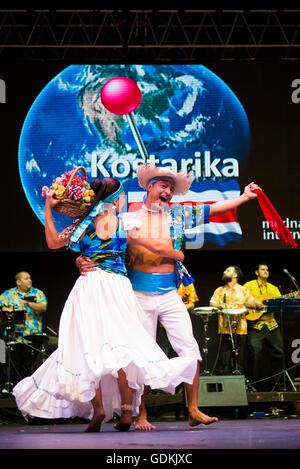 Inspiraciones Costarricenses aus San Jose, Costa Rica, Auftritt beim 28. Folkart International CIOFF Folklore Festival, Sub Folklorefestival von Festival Lent, eines der größten Outdoor-Festivals in Europa. Folkart, Festival Lent, Maribor, Slowenien, 2016. Stockfoto