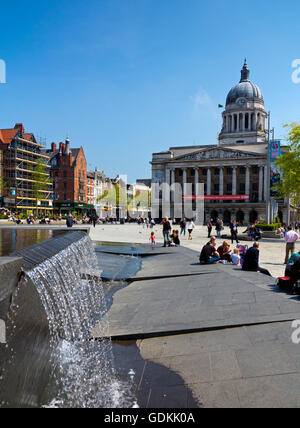 Blick über den Marktplatz im Stadtzentrum von Nottingham Nottinghamshire England UK auf das Rat-Haus mit Wasser im Vordergrund Stockfoto