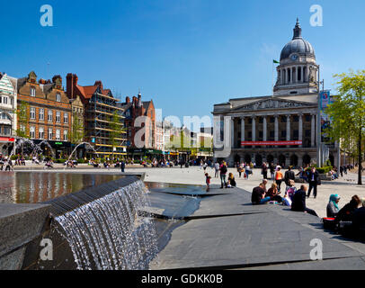 Blick über den Marktplatz im Stadtzentrum von Nottingham Nottinghamshire England UK auf das Rat-Haus mit Wasser im Vordergrund Stockfoto