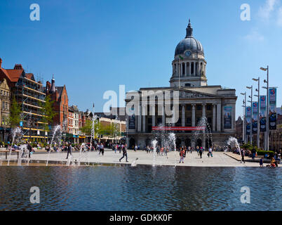 Blick über den Marktplatz im Stadtzentrum von Nottingham Nottinghamshire England UK auf das Rat-Haus mit Wasser im Vordergrund Stockfoto