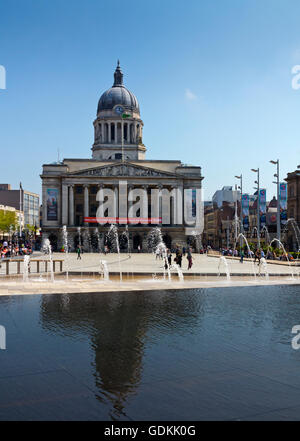 Blick über den Marktplatz im Stadtzentrum von Nottingham Nottinghamshire England UK auf das Rat-Haus mit Wasser im Vordergrund Stockfoto