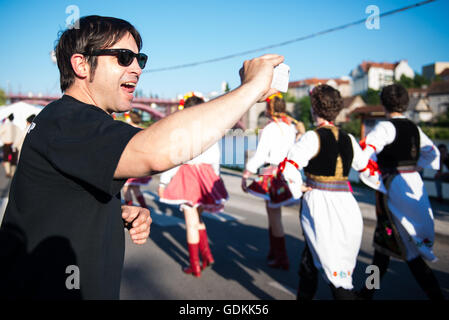 Jemand im Publikum Fotos Mitgliederbereich von KUD Zora aus Belgrad, Serbien, spielt beim 28. Folkart International CIOFF Folklore Festival, Sub Folklorefestival von Festival Lent, eines der größten Outdoor-Festivals in Europa. Folkart, Festival Lent, Maribor, Slowenien, 2016. Stockfoto