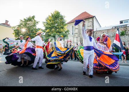 Inspiraciones Costarricenses aus San José, Costa Rica, Auftritt beim 28. Folkart International CIOFF Folklore Festival, Sub Folklorefestival von Festival Lent, eines der größten Outdoor-Festivals in Europa. Folkart, Festival Lent, Maribor, Slowenien, 2016. Stockfoto