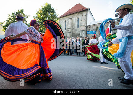 Inspiraciones Costarricenses aus San José, Costa Rica, Auftritt beim 28. Folkart International CIOFF Folklore Festival, Sub Folklorefestival von Festival Lent, eines der größten Outdoor-Festivals in Europa. Folkart, Festival Lent, Maribor, Slowenien, 2016. Stockfoto