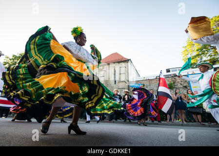 Inspiraciones Costarricenses aus San José, Costa Rica, Auftritt beim 28. Folkart International CIOFF Folklore Festival, Sub Folklorefestival von Festival Lent, eines der größten Outdoor-Festivals in Europa. Folkart, Festival Lent, Maribor, Slowenien, 2016. Stockfoto