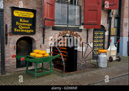 Käse auf dem Display außerhalb eines Käse-Ladens in Amsterdam, Holland, Niederlande. Stockfoto