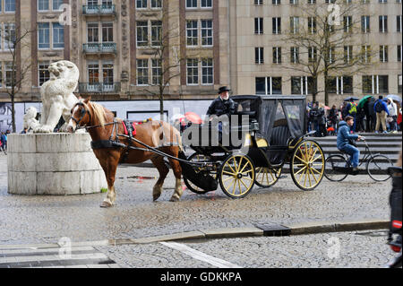 Eine Pferdekutsche in Damplatz in Amsterdam, Holland, Niederlande. Stockfoto