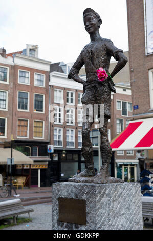 Eine Bronzestatue von "The Little Darling (Het Lieverdje)" am Spui in Amsterdam, Holland, Niederlande. Stockfoto