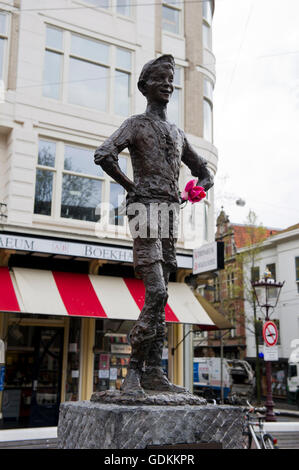 Eine Bronzestatue von "The Little Darling (Het Lieverdje)" am Spui in Amsterdam, Holland, Niederlande. Stockfoto