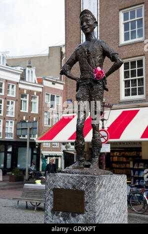 Eine Bronzestatue von "The Little Darling (Het Lieverdje)" am Spui in Amsterdam, Holland, Niederlande. Stockfoto