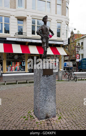 Eine Bronzestatue von "The Little Darling (Het Lieverdje)" am Spui in Amsterdam, Holland, Niederlande. Stockfoto