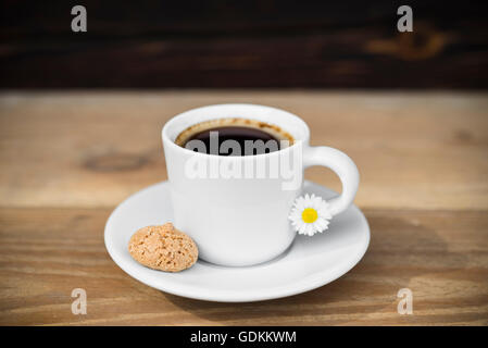 Tasse Espresso mit Biscotti auf alten rustikalen Holztisch angeordnet Stockfoto